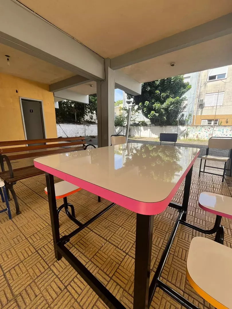 Mesa ao ambiente escolar Mesa ao ambiente escolar